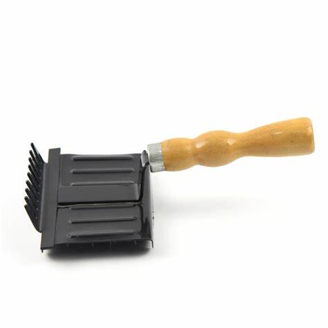 True North - Metal Curry Brush with Red Wooden Handle and Mane Comb